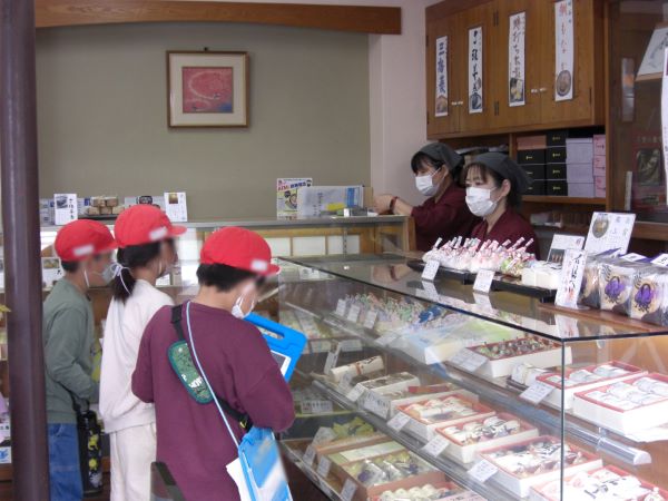 2年生　第２回「町たんけん」の写真